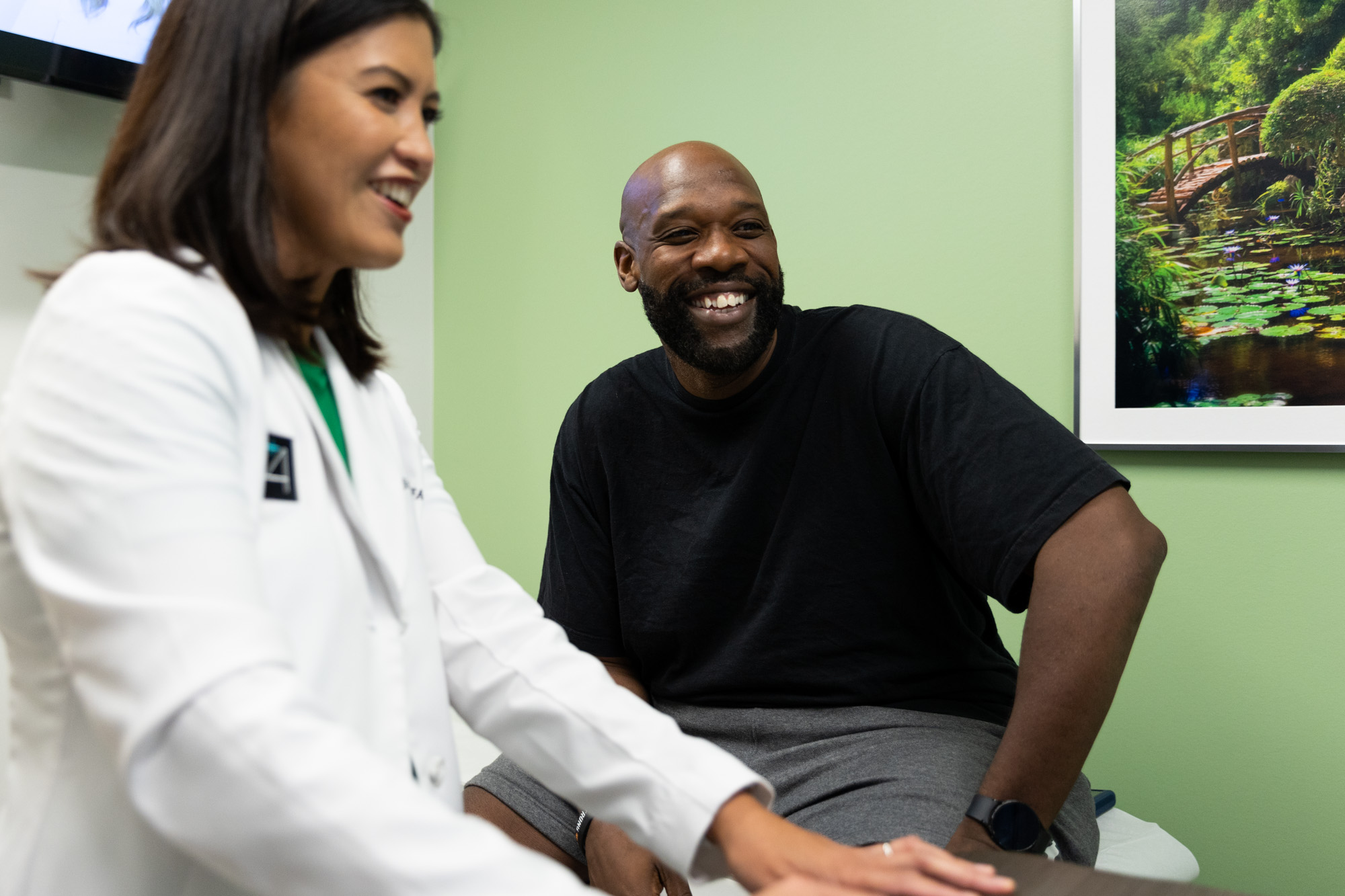 A patient and surgeon discuss Weight Loss Surgery near Round Rock.